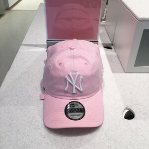 뉴에라 9TWENTY MoMA Edition 뉴욕 양키스 핑크 캡 모자